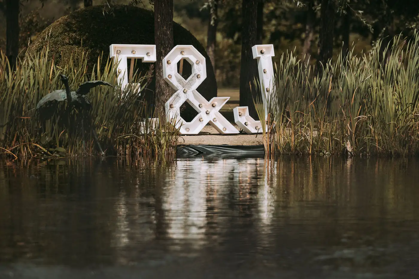 LetterLights bij een trouwfeest aan het water